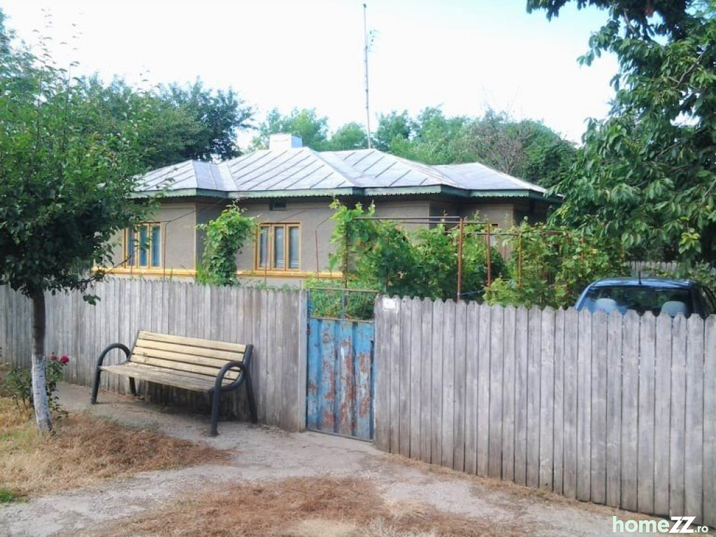 Casa la tara Maraloiu str Scolii vest