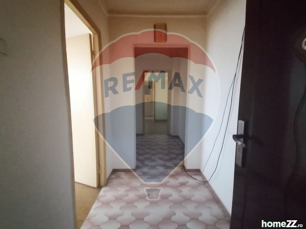 Apartament cu 3 camere de vânzare în zona 8 Martie ( st...