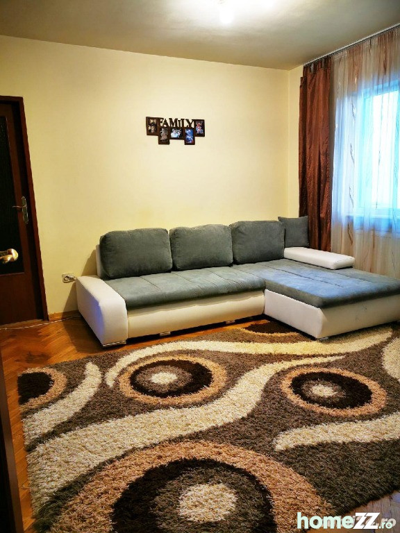 Apartament 3 camere,etaj 2 zona Piata