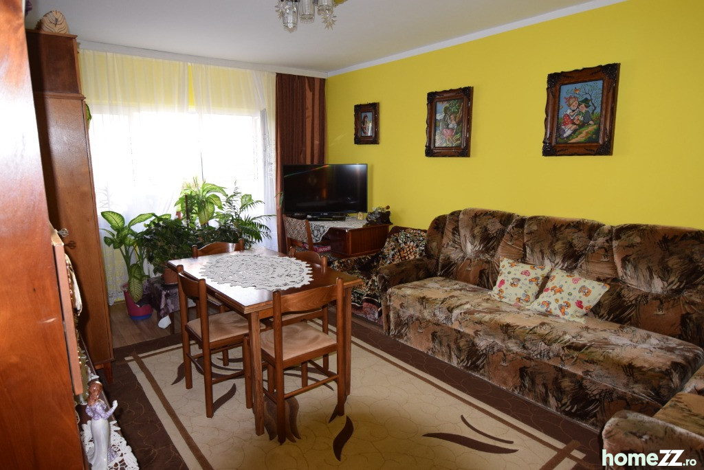 Zona Lunei, Apartament 3 Camere, Etaj Intermediar