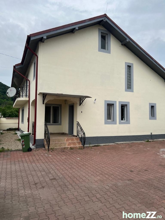 Casă - Vilă 5 camere, Troianu