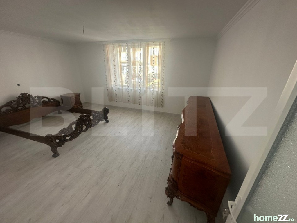 Casă - Vilă 3 camere, Semicentral