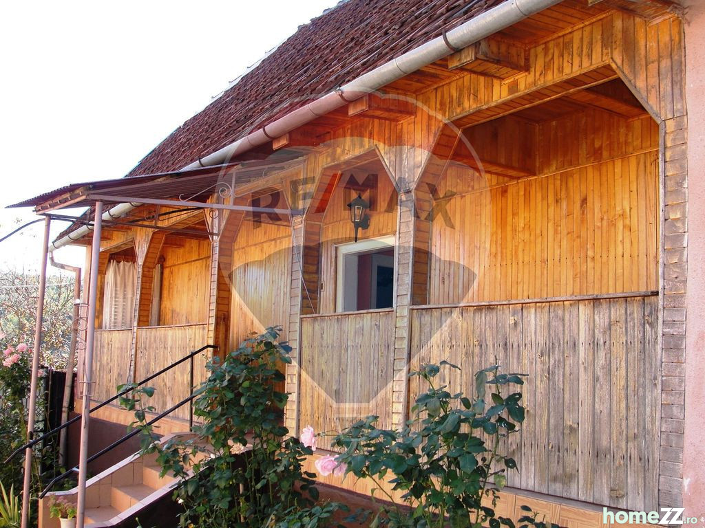 Casa noua + casa traditionala din lemn la poalele muntilo...