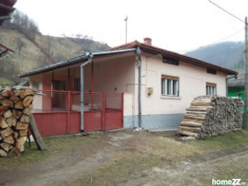 Casa rusca montana cu teren 1,5 ha