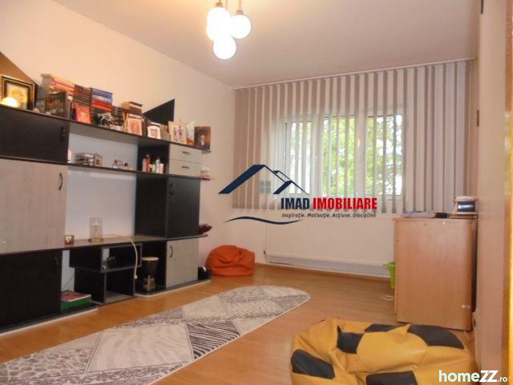 BUCATARIE SPATIOASA! apartament cu 3 camere in Targoviste-m