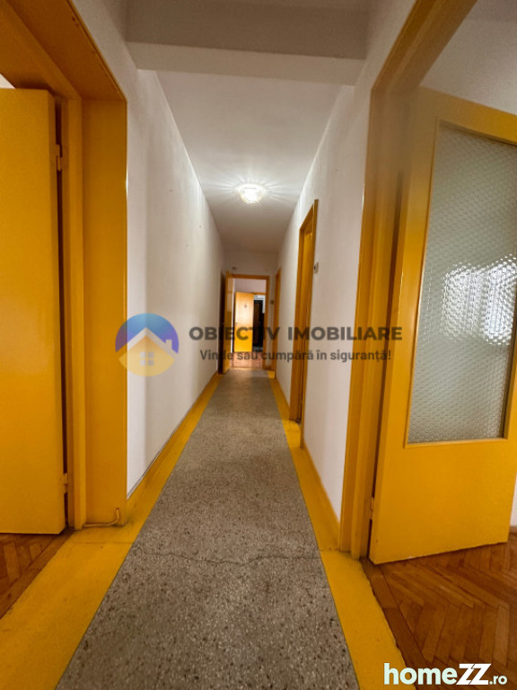 Apartament 4 camere, Precista