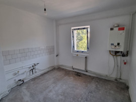 Decomandat, Piața Centrală etaj 1 ,