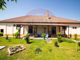 Casă cu 3 apartamente, piscină și 1000 mp teren, v&acirc;nz...