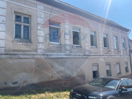 Casă cu 3 camere de v&acirc;nzare &icirc;n zona centrala comison 0%