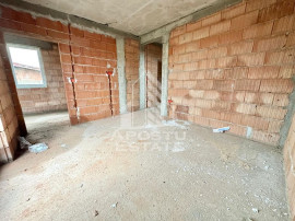 Duplex despartit prin baie si hol cu 3 dormitoare si dres...