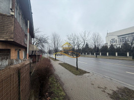 Vand casa batraneasca + Teren &ndash;zona REPUBLICII, Bacau, ...