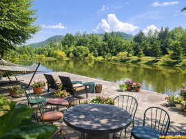 FILM! Oaza paradisiaca cu lac, vedere catre Bucegi, Glajerie