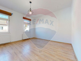 &Icirc;nchiriere casă cu 500 mp curte &ndash; ideală pentru familie