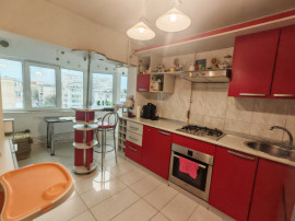 Apartament 3 camere de vanzare, situat in zona Far