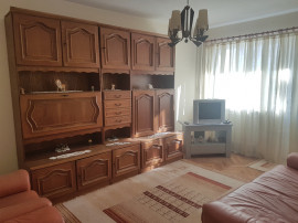 Apartament trei camere mobilat decent, etaj unu ultracentral