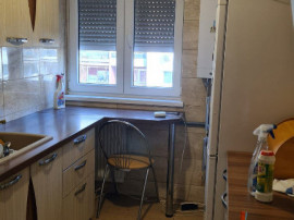 Apartament trei camere, mobilat, central, etaj trei