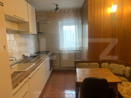 De închiriat apartament cu 3 camere în Zorilor, cu Parcare