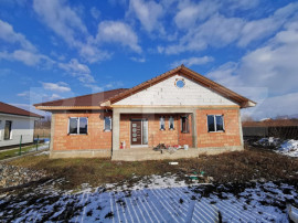 Casa la rosu 3 dormitoare, 145 mp, 800 mp teren, zona Unirea