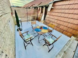 Apartament &icirc;n zona Centrala, et.1, curte privata.