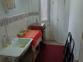 Apartament 3 camere etaj 2/4 Viziru 1 Liber.