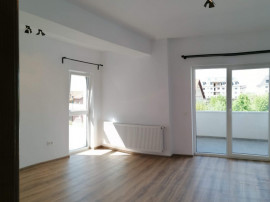 Apartament 2 camere, decomandat - zona Tractorul