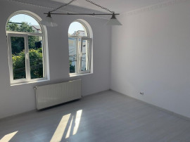 Casa cu destinatie comerciala 335 mp