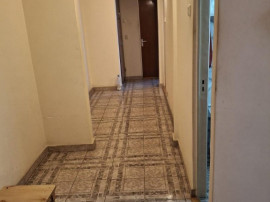 FAR, de vanzare 3 camere, decomandat, etaj 1, gaze