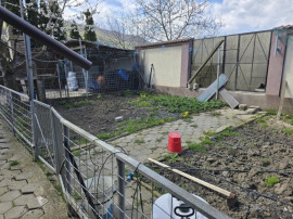 Cladire mica in zona liniștită - valoarea este in teren