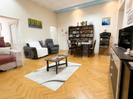 Apartament elegant cu 3 camere, situat ultracentral, la etaj