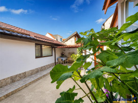 Corp de casa cu 2 imobile, intrari separate, pod si beci gen