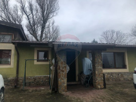 Casă / Vilă cu 4 camere de vânzare în zona Cartierul ...