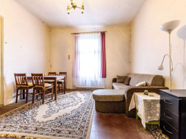 Apartament cu 2 camere, la curte comună, în Grădște.