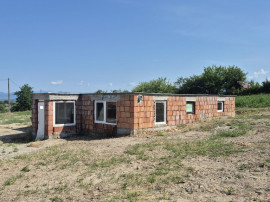 Coas, casa la rosu