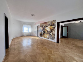 Apartament cu 4 camere nemobilat in P-ta Victoriei langa ...