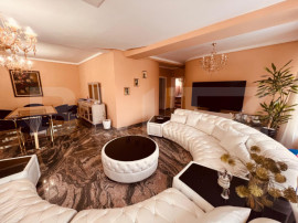 Casă 8 camere, 404 mp, zona Lapus