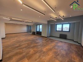 Spatiu de birouri 5 camere, Piata Victoriei, semi-decomandat, 152 mpu
