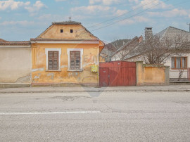 Teren intravilan 500 mp &icirc;ntre case , construcție existe...