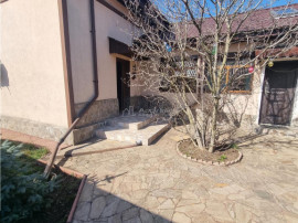 Casa-vila si teren in Nanov