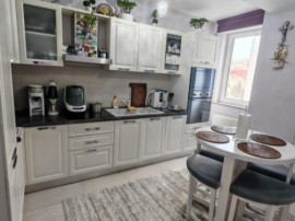 Apartament 2 camere de v&acirc;nzare &ndash; zona Primo, mobilat și