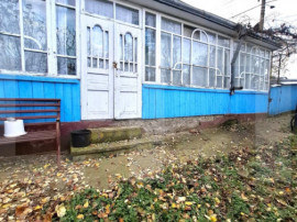 De v&acirc;nzare casă bătr&acirc;nească &ndash; sat V&acirc;nători, comuna