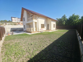 Casă / Vilă cu 4 camere de &icirc;nchiriat &icirc;n zona Calea Romanului
