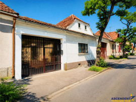 Casa cu 4 camere, garaj, pivnita boltita si potential, Braso