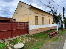 Casa 4 camere, 14049 mp teren intravilan in Lipova