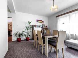 Casă generoasă cu două apartamente în Bujac