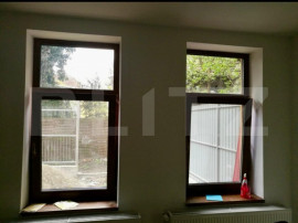 Casa 2 camere curte comuna cu acces separat zona centrala