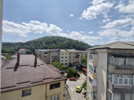 Apartament 3 camere &ndash; Comănești, central.