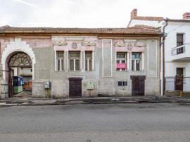 Casă interbelică cu tavane &icirc;nalte, demisol și curte, ...