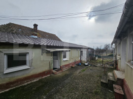 Casă cu 4 camere, teren 544 mp, 2 fronturi stradale asfalta