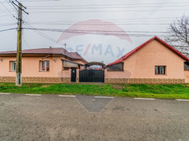 Casă spatioasa cu teren de 2877 mp de v&acirc;nzare in Irato?...