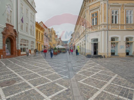 Apartament 3 camere si două băi, Str Republicii, Centru...